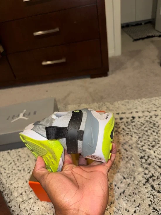 Nike Men Gray and Neon Green Infinity running Sneakers - Picture 1 of 4